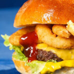 Чизбургер с луковыми кольцами